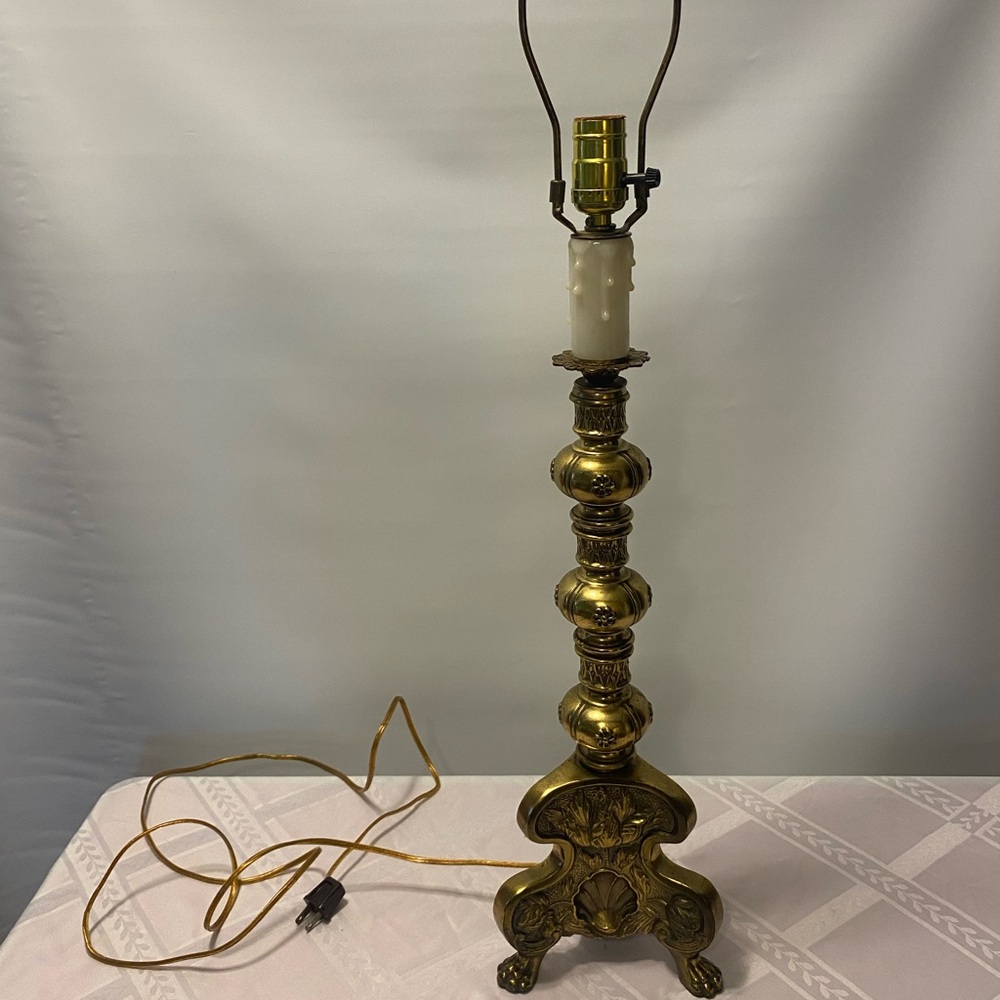Elegant Gold Table Lamp brass vintage Regency style. No lampshade